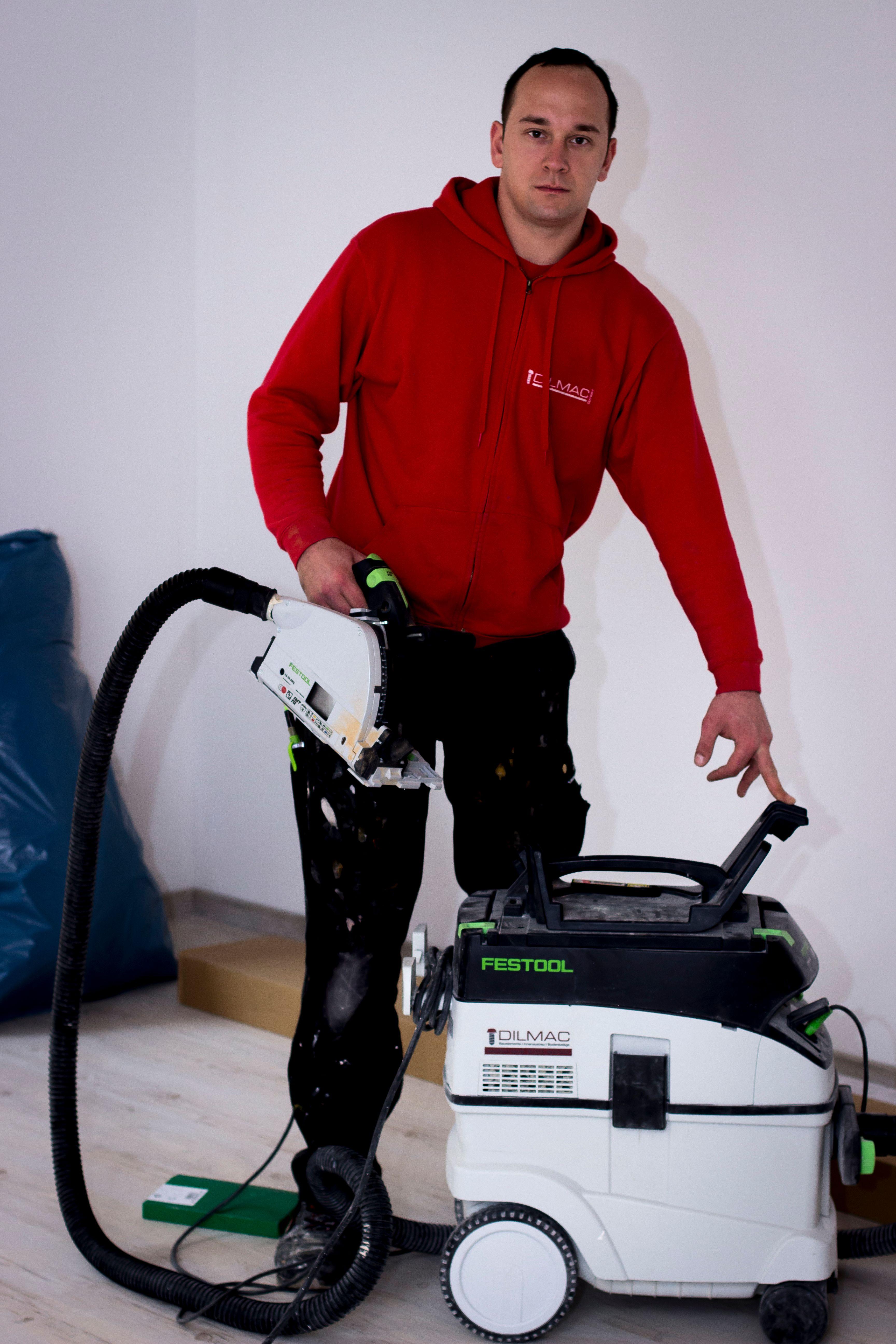 Dilmac-Handwerker mit Festool-Werkzeug auf der Baustelle