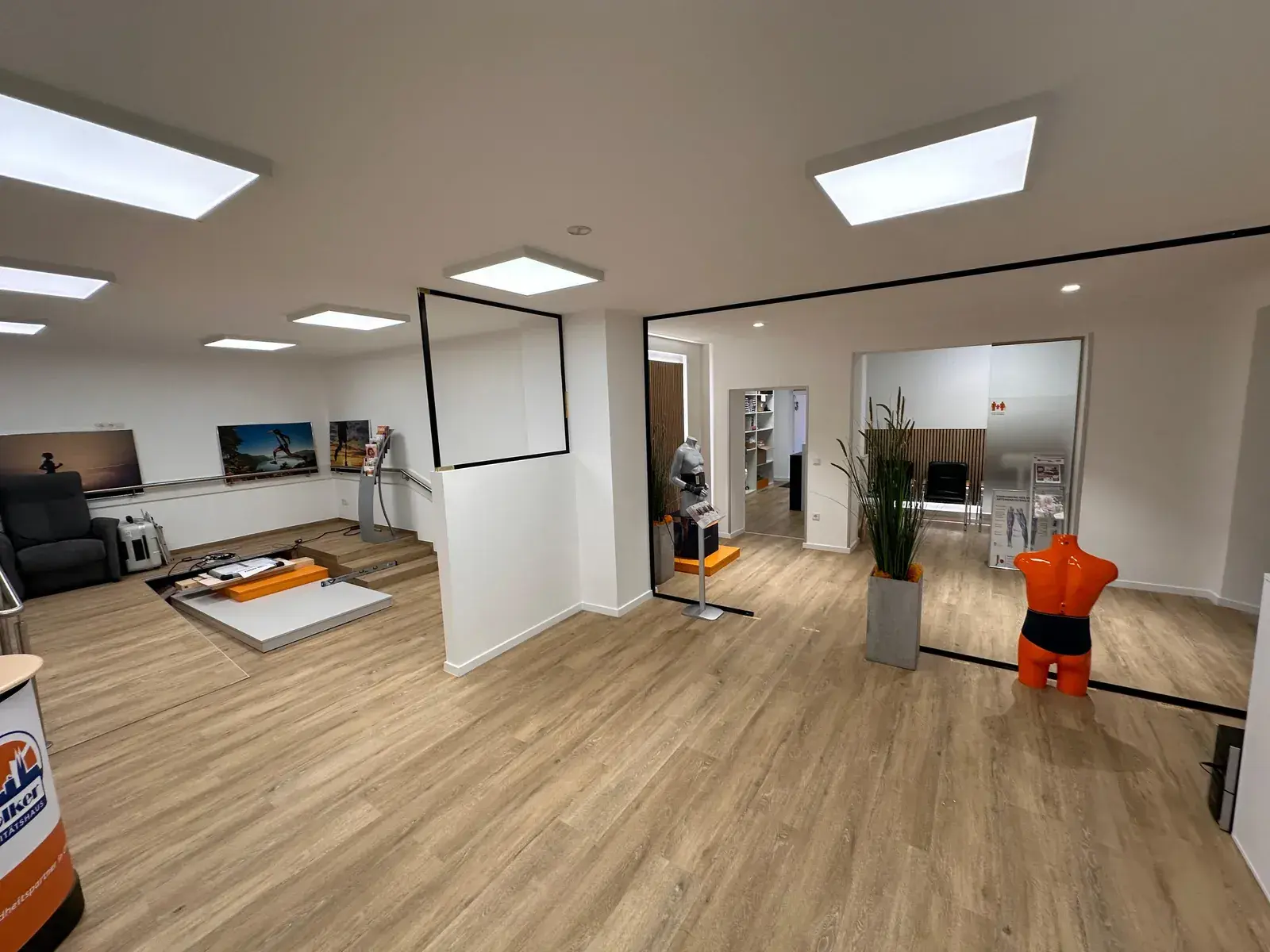 Verkaufsraum Sanitätshaus Hölker mit Vinylboden, Glas-Raumtrenner und neuer Decke