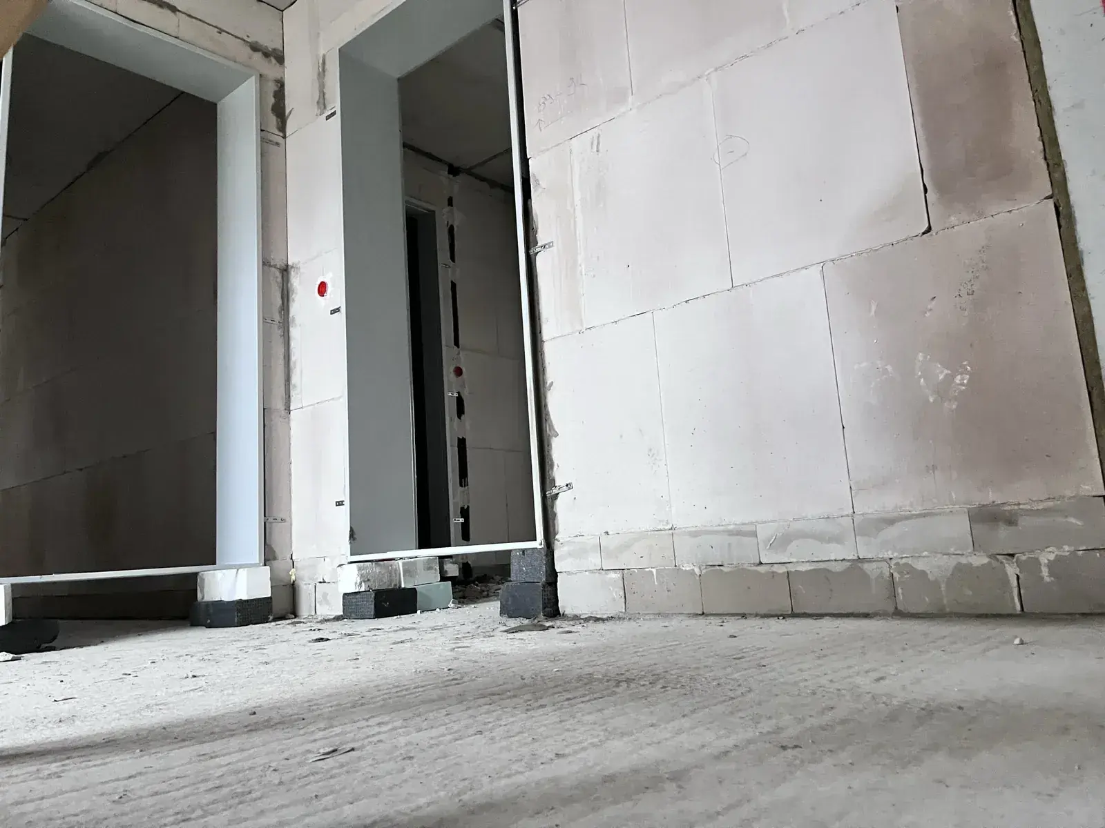 Stahlzarge im Rohbau eines Mehrfamilienhauses im Baugebiet